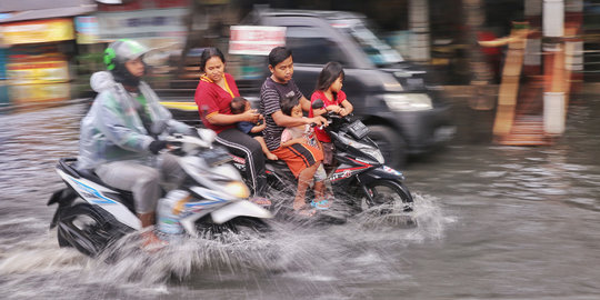 Banjir Rendam Jalur Alternatif Jakarta-Tangerang