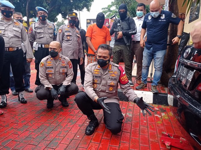 pasangan kekasih selundupkan sabu di tangki bensin