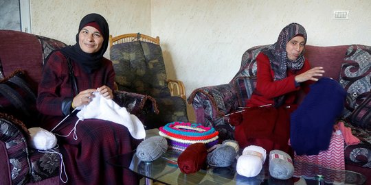 Tunanetra Bersaudara di Palestina Bertahan Hidup dengan Membuat Rajutan