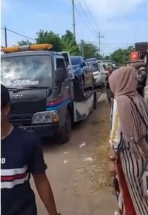 viral video warga satu kampung barengan beli mobil banyak banget mengular di jalan