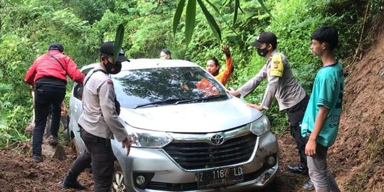 Jalan Dilalui Mobil Tersesat Masuk Hutan Ternyata Tempat Istirahat Pasukan Belanda
