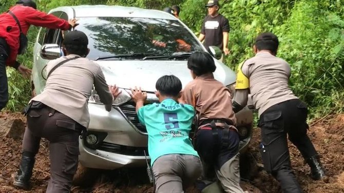 mobil tersesat masuk hutan