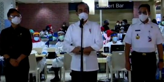 Jokowi Tinjau Vaksinasi Covid-19 Untuk Pedagang Pasar di Tanah Abang