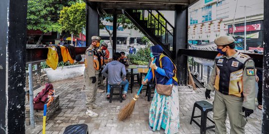 Anies Baswedan Sebut 1.500 Orang di Pasar Tanah Abang Divaksinasi Setiap Hari