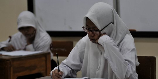 Tokoh Minang Protes Jilbab Tak Wajib Bagi Siswi, DPR Minta SKB 3 Menteri Direvisi