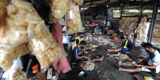 Pembuat Kerupuk Kulit Bertahan di Tengah Pandemi