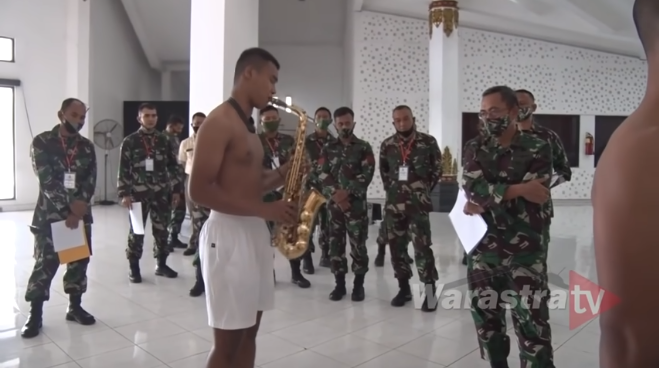 aksi bermusik calon prajurit saat seleksi tni