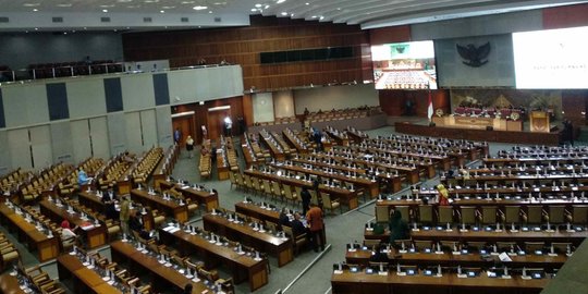 Anggota DPR Kesal Mikrofon Dimatikan saat Protes SKB Tentang Seragam di Paripurna