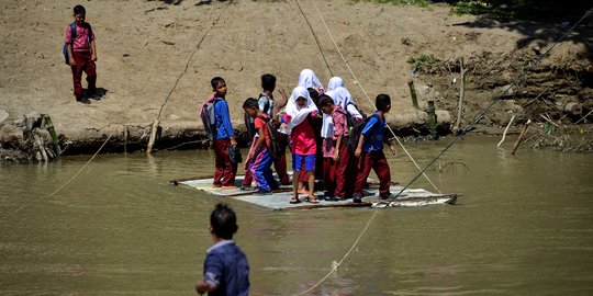 Anak-Anak di Aceh Nekat Seberangi Sungai Rawan Buaya untuk Bersekolah