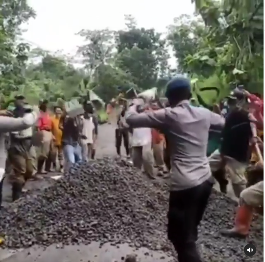 aksi mengejutkan polisi saat bantu tambal jalan