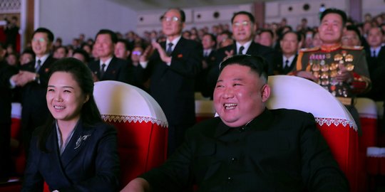 Istri Kim Jong Un, Ri Sol Ju Muncul di Depan Publik Setelah Setahun Menghilang