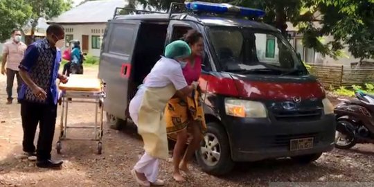 Dua Polisi di NTT Bantu Ibu Melahirkan dalam Mobil Dinas