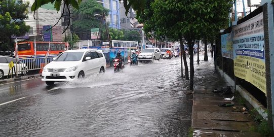 Kamis Siang Diguyur Hujan,  Sejumlah Jalanan Jakarta Tergenang Air
