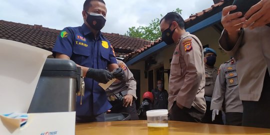 Sidak ke Sejumlah Polsek, Tim Dokkes Polrestabes Bandung Cek Urine Anggota