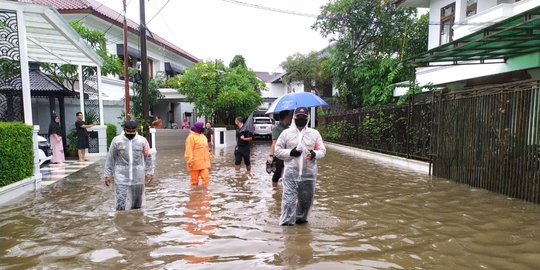 Halaman Depan Rumah Kapolri Listyo Sigit Kebanjiran