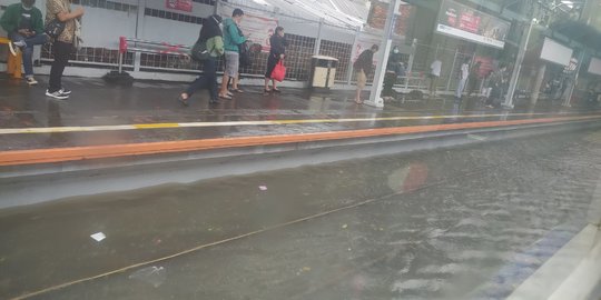 Genangan Air di Stasiun Tebet Surut, KAI Urai Kepadatan Jalur Commuterline