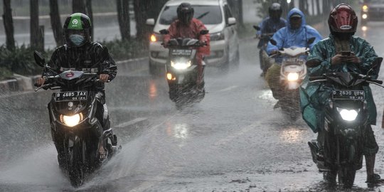 Waspada Hujan Disertai Angin Kencang Bagi Pengendara Motor