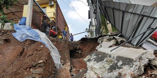 Dua Rumah di Depok Terancam Tersapu Tanah Longsor