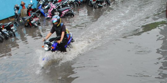 Tergenang Air, Sejumlah Ruas Jalan di Jakarta Tak Bisa Dilintasi