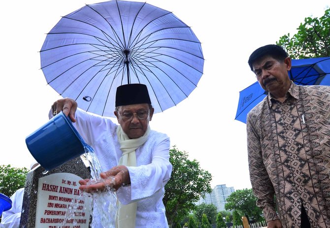 bj habibie