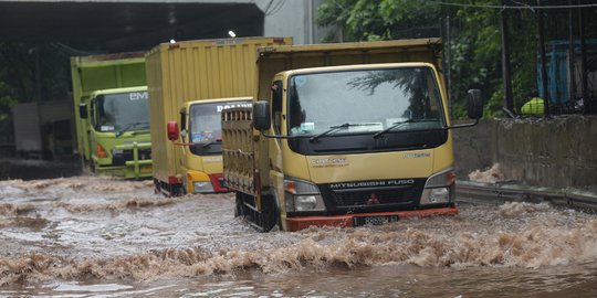 Jumat Pagi, Lalu Lintas Cawang Jaktim Dialihkan Karena Banjir