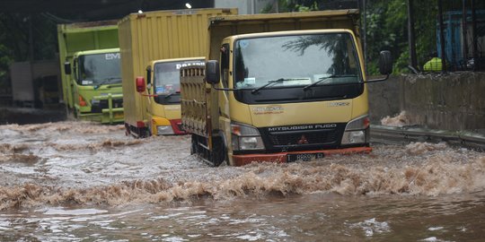 Kondisi Banjir yang Genangi Terowongan Cawang