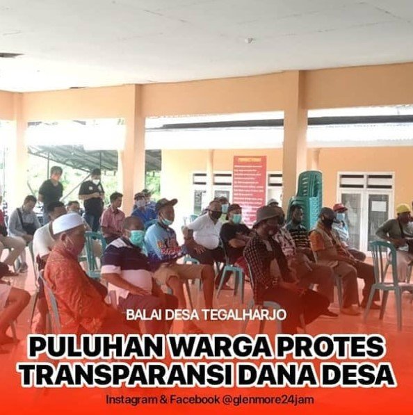 puluhan warga desa tegalrejo banyuwangi datangi kantor desa