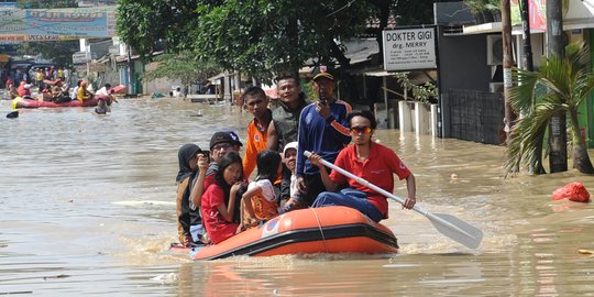 BPBD Evakuasi Satu Keluarga Terpapar Covid-19 yang Terdampak Banjir di Bekasi
