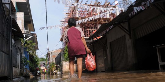 Pengungsi Banjir Cipinang Melayu Dites Cepat Antigen