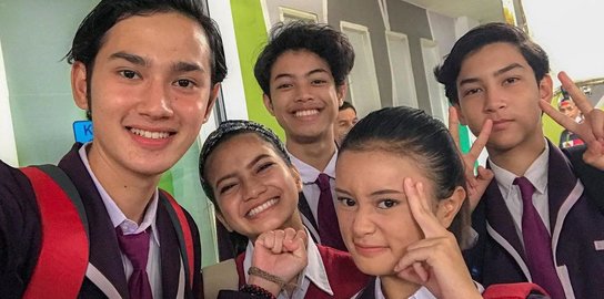 Debut Sinetron Pertama, Ini Potret Liyan Nur Zeftian Bersama Pemain Dari Jendela SMP