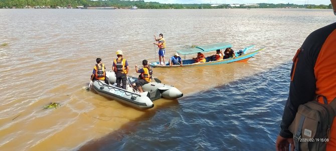 mobil tercebur sungai mahakam