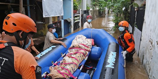 Proses Evakuasi Orang Meninggal di Lokasi Banjir Cipinang Melayu