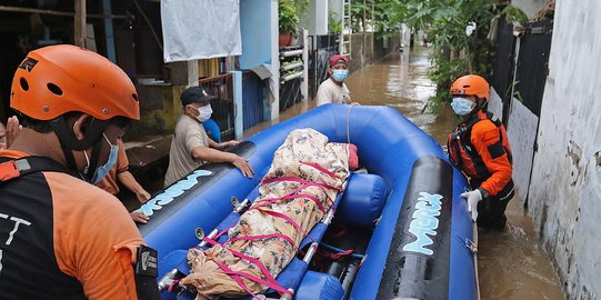 20 Pompa Dikerahkan Damkar Sedot Banjir di Cipinang Melayu