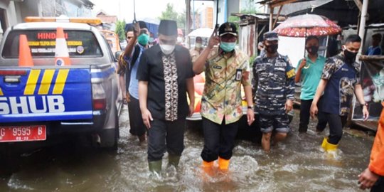 Dua Pekan Banjir di Pekalongan Belum Surut, Wagub Jateng Bongkar Tanggul Air