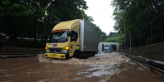 Terowongan Cawang Banjir, Lalu Lintas Dialihkan