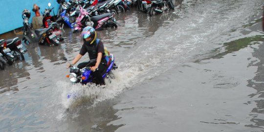 Hujan Deras, Banjir Hingga Tanggul Jebol Terjadi di Depok