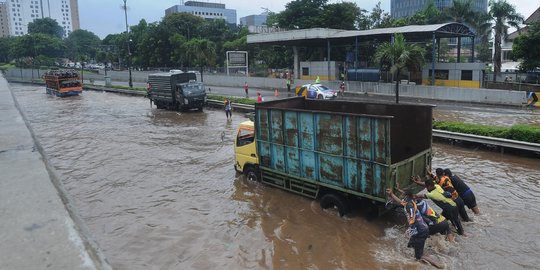 Banjir Akibat Luapan Kali Serua Genangi Tol JORR TB Simatupang