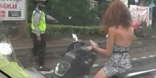 Polisi Tilang Bule Rusia yang Viral Adang Jalan di Bali