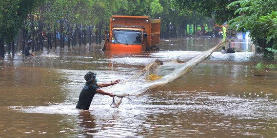 Menjala Ikan di Tengah Banjir TB Simatupang