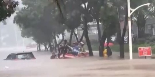 Hujan Lebat dan Air Sungai Sebabkan 40 Ruas Jalan Jakarta Banjir, Ini Foto Terbarunya