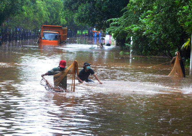 mejala ikan di tengah banjir tb simatupang