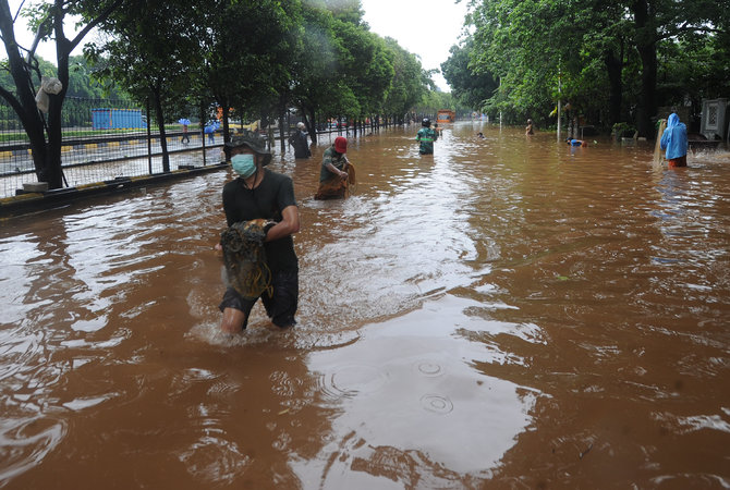 mejala ikan di tengah banjir tb simatupang