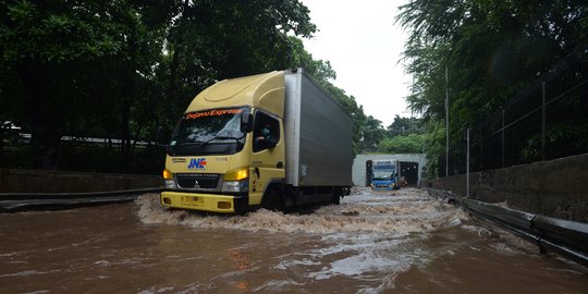 Banjir, Jalan Tol Bitung Tangerang Ditutup