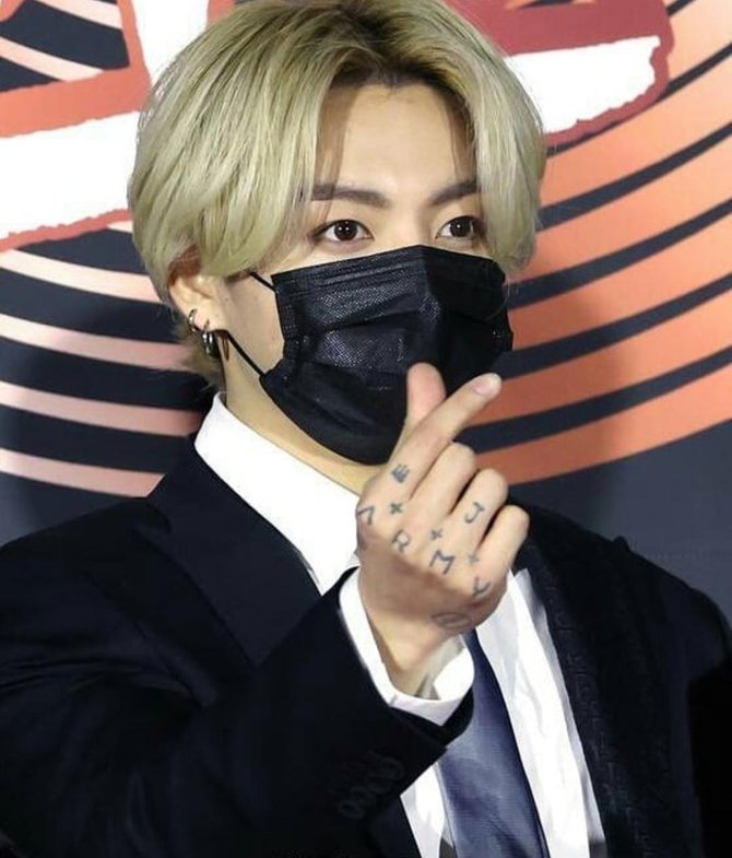 7 potret kece jungkook bts kenakan masker tetap ganteng maksimal