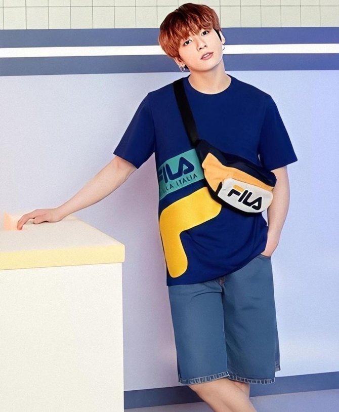 7 pesona jungkook bts tampil kasual dengan t shirt amp celana pendek kece abis