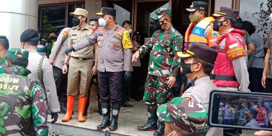 Pangdam Jaya dan Kapolda Salurkan Bantuan ke Pengungsi di Jaktim, Ingatkan Prokes