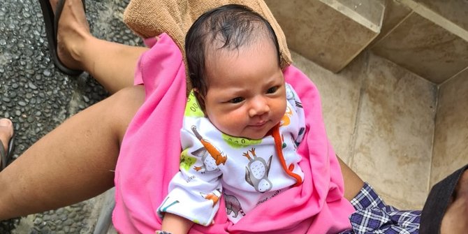 Warga Denpasar Temukan Bayi Perempuan Cantik Dibuang dalam Kardus
