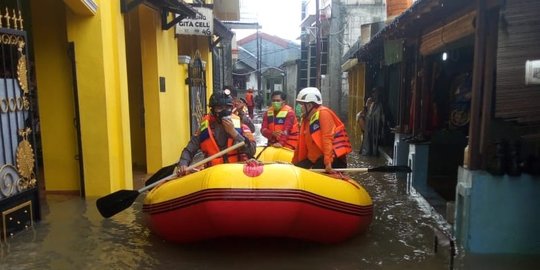Hampir 100 KK di Cimanggis Depok Kebanjiran, Satu Warga Dievakuasi karena Covid-19
