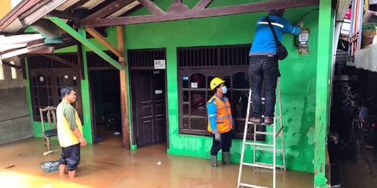 Kesibukan Petugas PLN Amankan Jaringan Listrik di Tengah Banjir