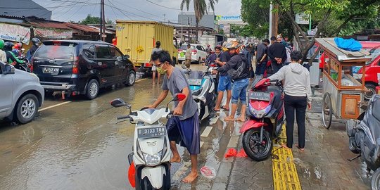 Nekat Terobos Banjir di Jalan Raya Pondok Gede, Banyak Kendaraan Mogok